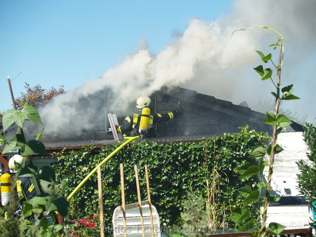 Gartenlaube in Vollbrand Koeln Poll Im Gremberger Waeldchen P136.JPG